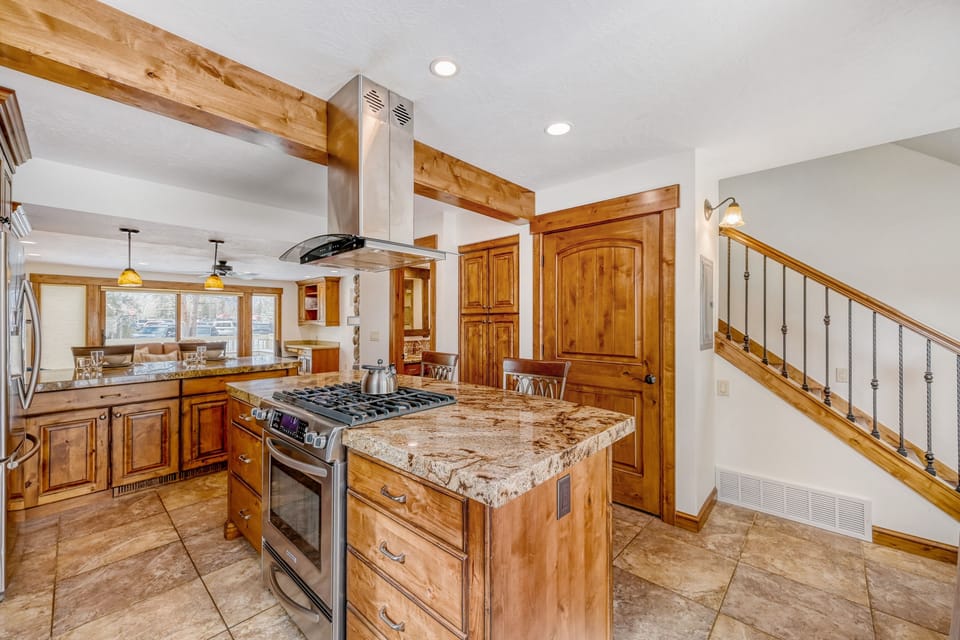 Condo, 3 Bedrooms | Private kitchen | Fridge, oven, coffee/tea maker, toaster