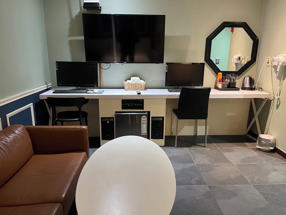 Basic Double Room, Non Smoking | Interior