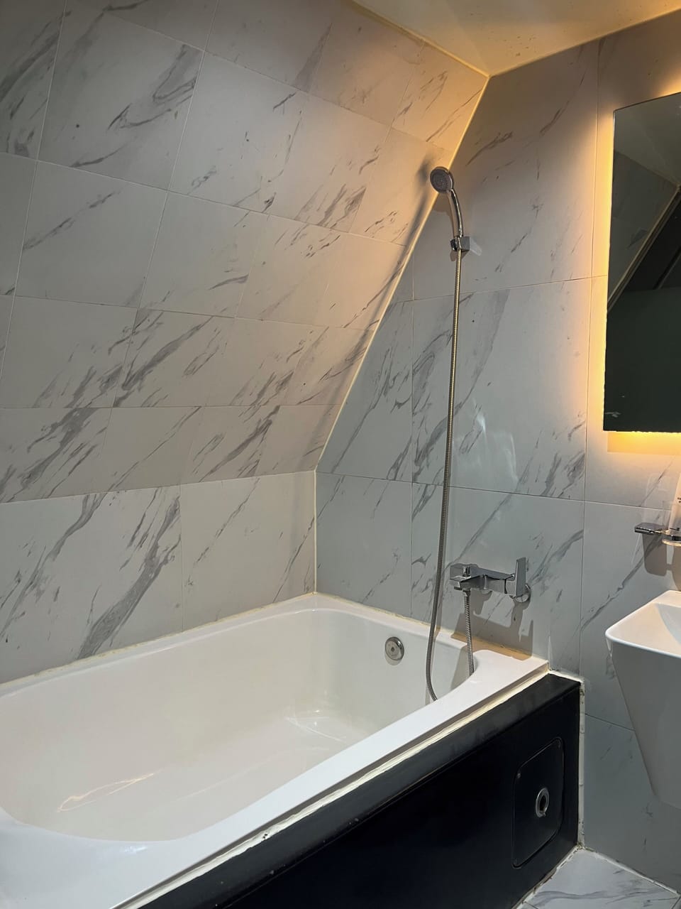Basic Double Room, Non Smoking | Bathroom | Free toiletries, hair dryer, towels, soap