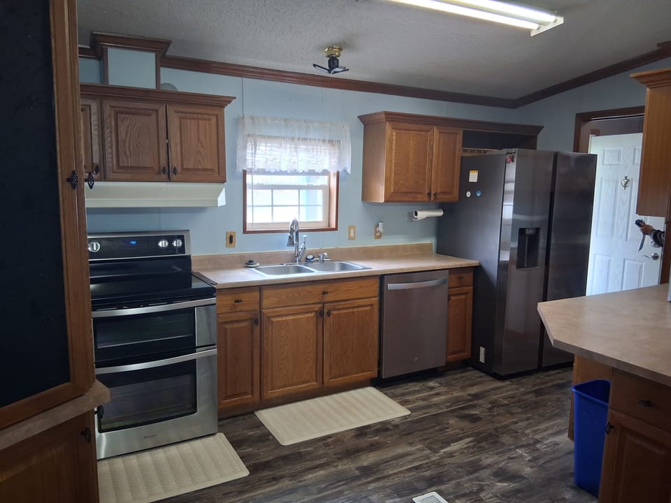 Full Kitchen with double oven