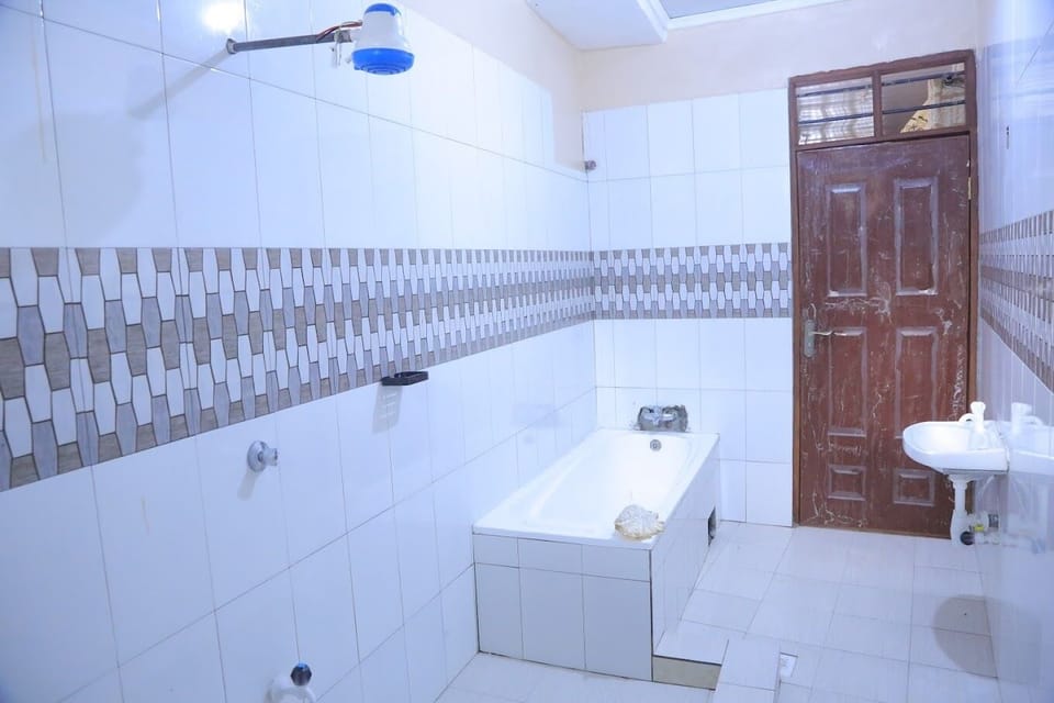 Deluxe Double Room | Bathroom | Shower, free toiletries, slippers, towels