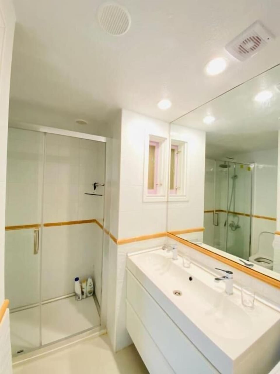 Apartment, Bay View | Bathroom | Shower, hair dryer, shampoo, toilet paper