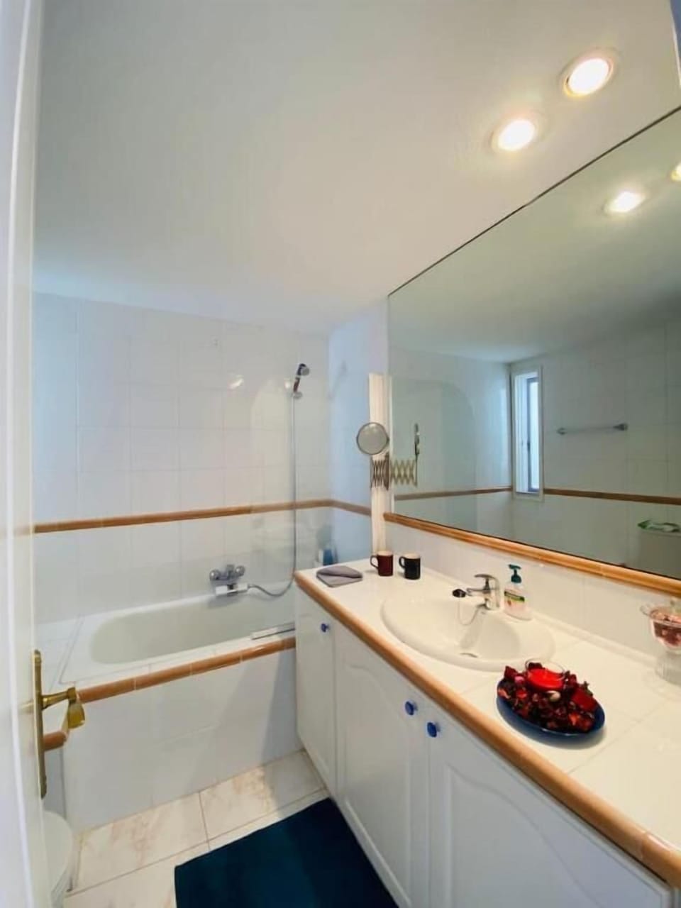 Comfort House, Balcony, Sea View | Bathroom | Combined shower/tub, hair dryer, towels, shampoo