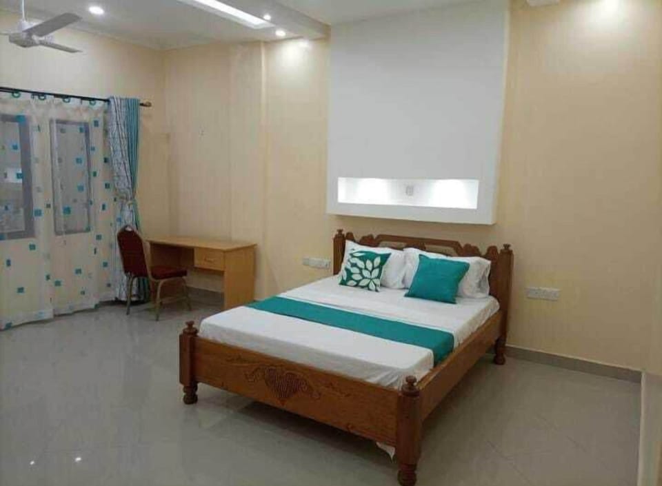Deluxe Single Room | Free WiFi, bed sheets