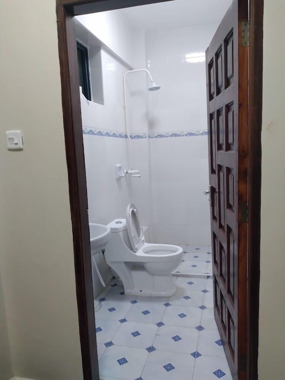 Deluxe Single Room | Bathroom | Shower, slippers, towels, soap
