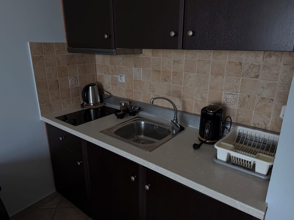 Deluxe Double Room | Private kitchen | Mini-fridge, highchair, freezer, kitchen islands