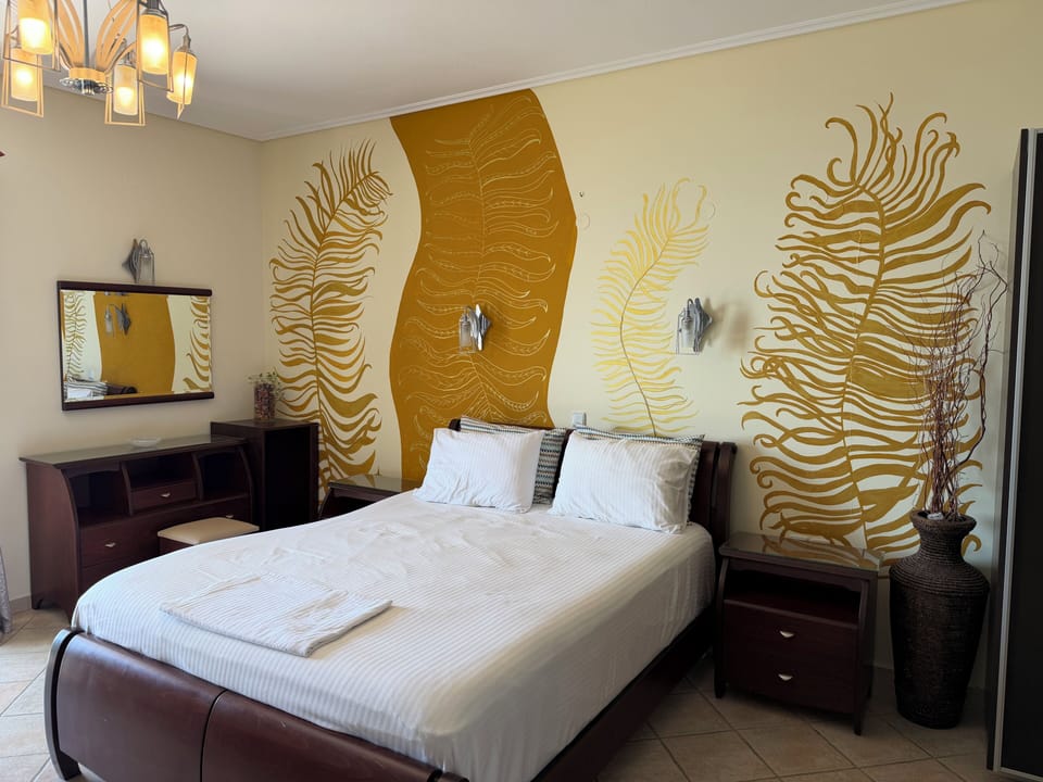 Luxury Studio Suite, Sea View | In-room safe, individually decorated, individually furnished