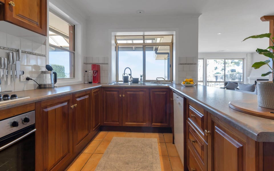 Full 'U' shaped kitchen with plenty of bench space