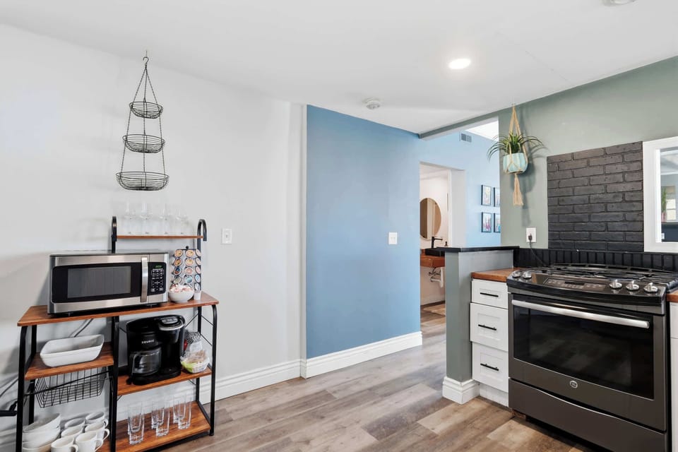 Kitchen: Sleek and modern kitchen with everything you need for home-cooked meals.