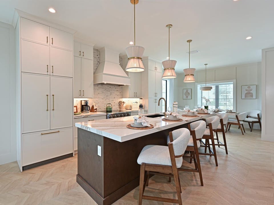 Fully stocked kitchen....4 bar stools
