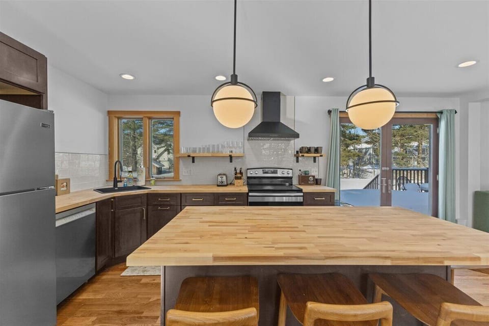 Centrally Located, Renovated 4BR Stowe Getaway! (7164)