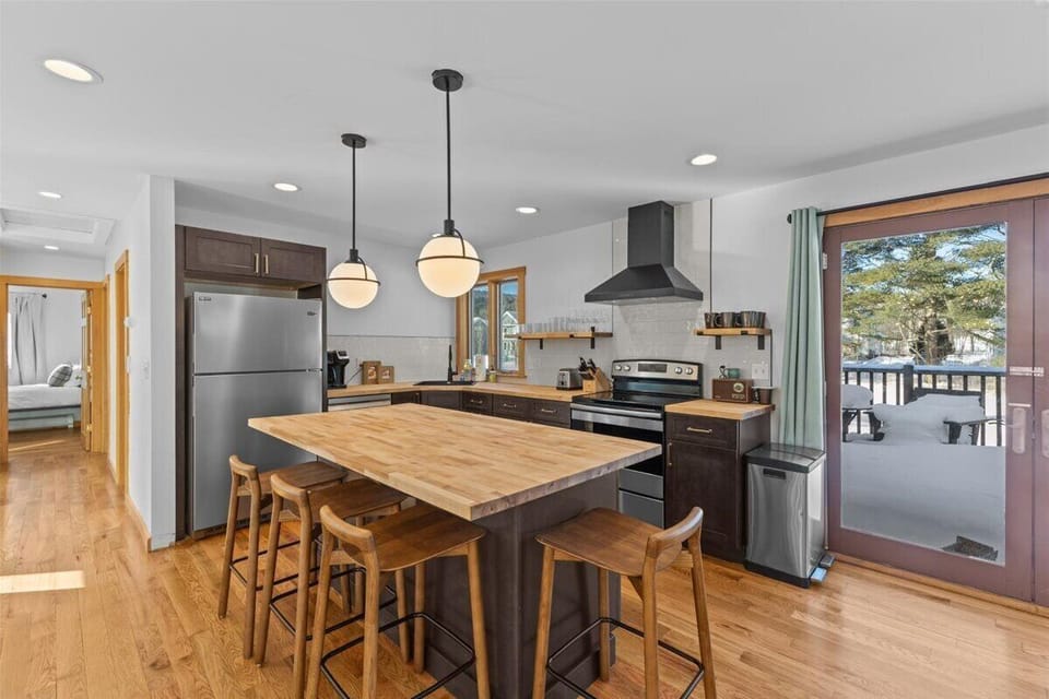 Centrally Located, Renovated 4BR Stowe Getaway! (7165)