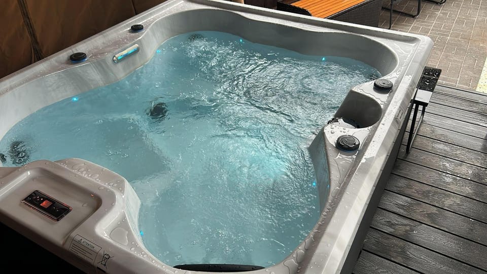 Private hottub in courtyard 