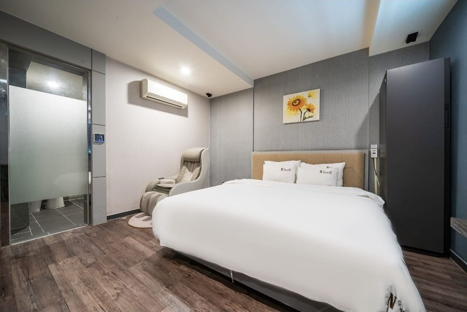 Deluxe Double Room | Desk, laptop workspace, blackout drapes, soundproofing
