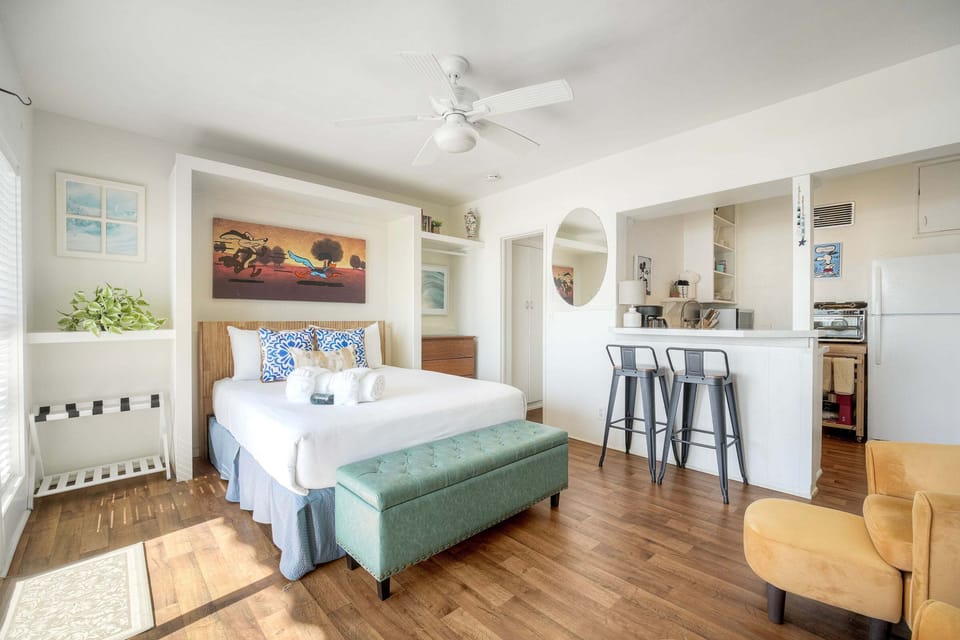Cozy coastal studio with breakfast bar