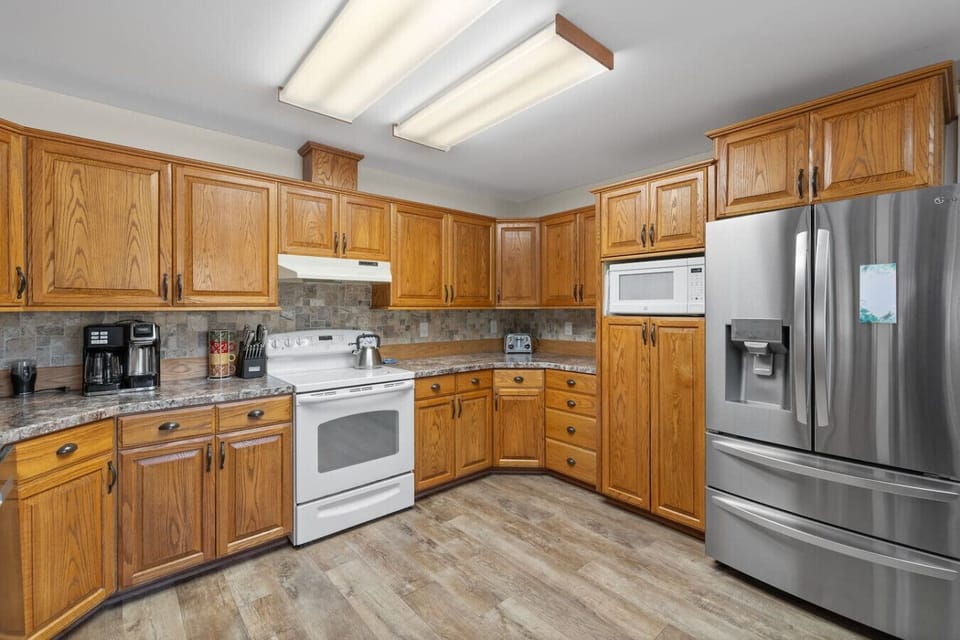 Enjoy a fully equipped kitchen designed for convenience and comfort during your stay!