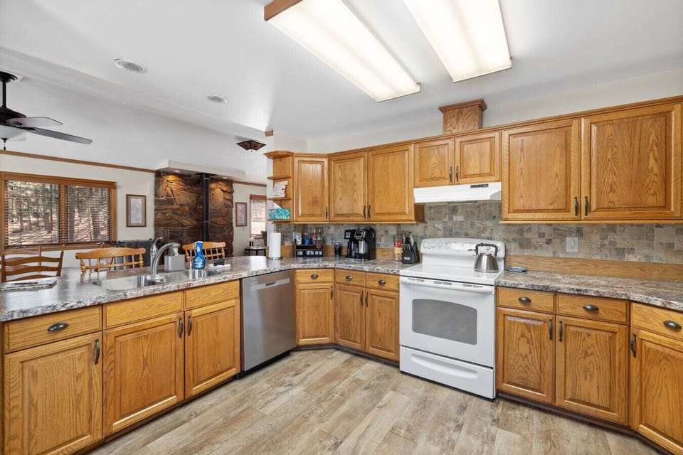 The kitchen also includes a kettle, microwave, and all essential cookware and utensils, making it easy to prepare anything from a quick snack to a full homemade meal.