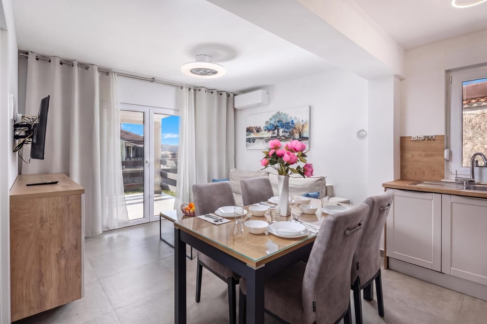 Family House, 2 Bedrooms, Microwave (Susi's Holiday Home) | Dining
