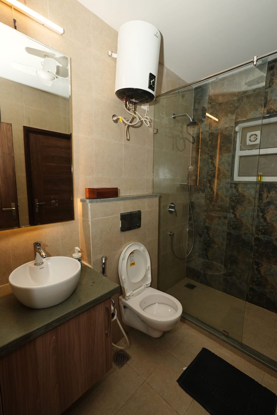 Apartment | Bathroom | Free toiletries, towels, soap, shampoo