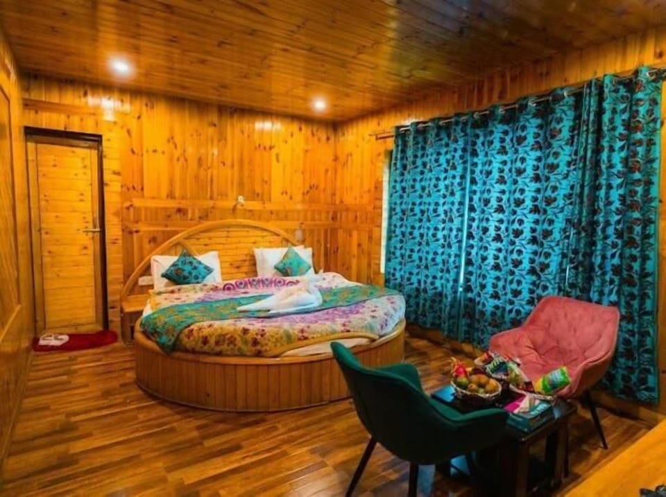 In-room safe, desk, laptop workspace, soundproofing