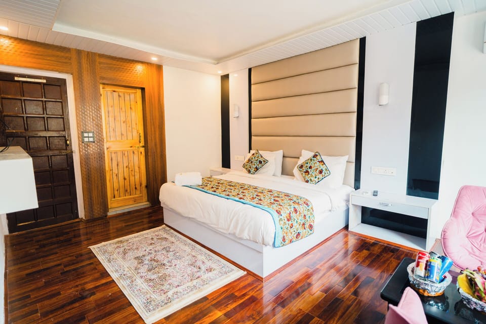 Deluxe Double Room | In-room safe, desk, laptop workspace, soundproofing