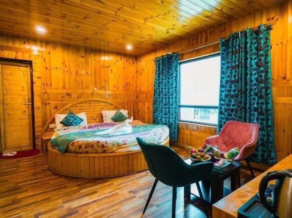 In-room safe, desk, laptop workspace, soundproofing
