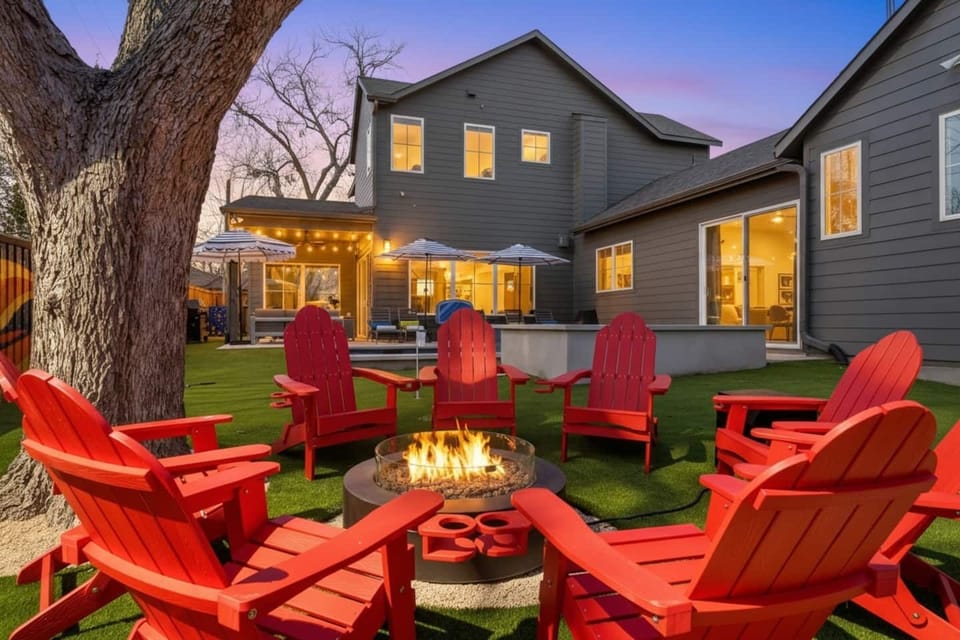 Gather around the modern fire pit at Groove & Glam Retreat – stylish outdoor seating and cozy vibes in the heart of Austin.