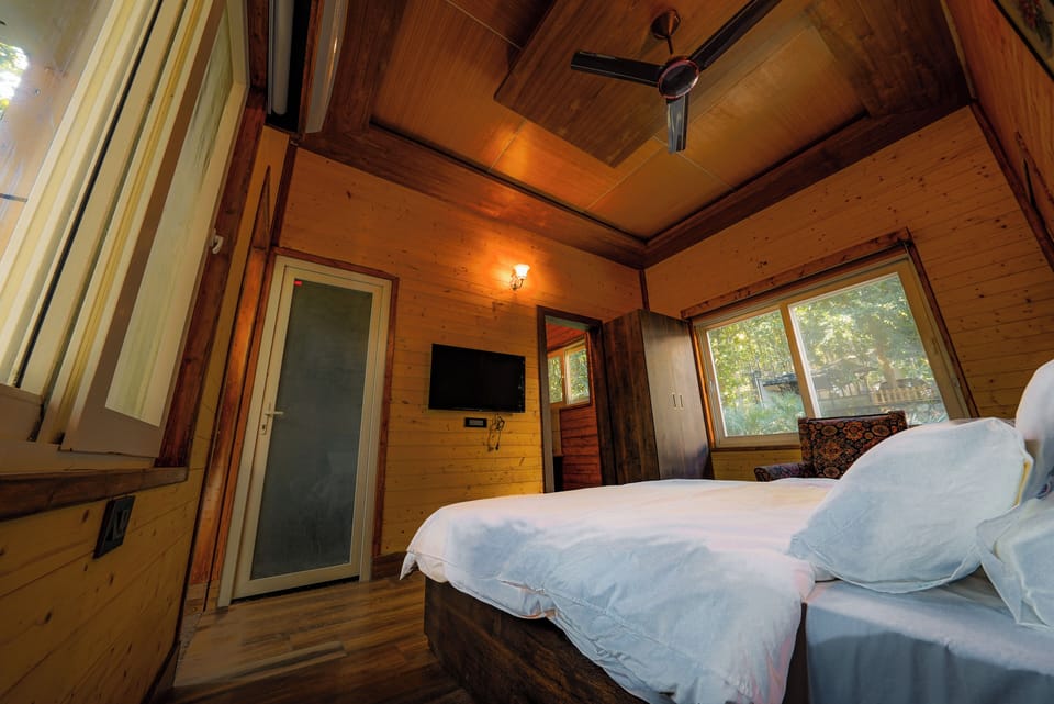 Deluxe Cottage | Desk, free WiFi