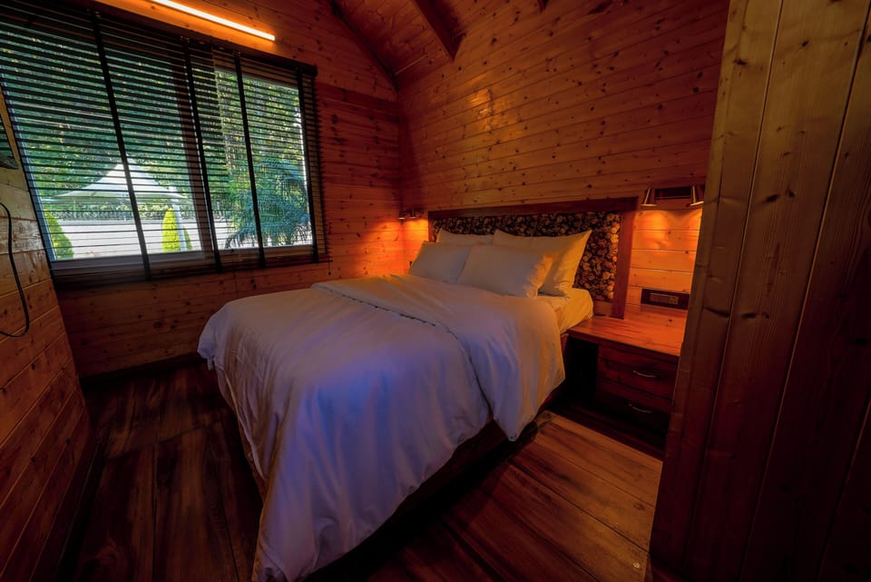 Deluxe Cottage | Desk, free WiFi