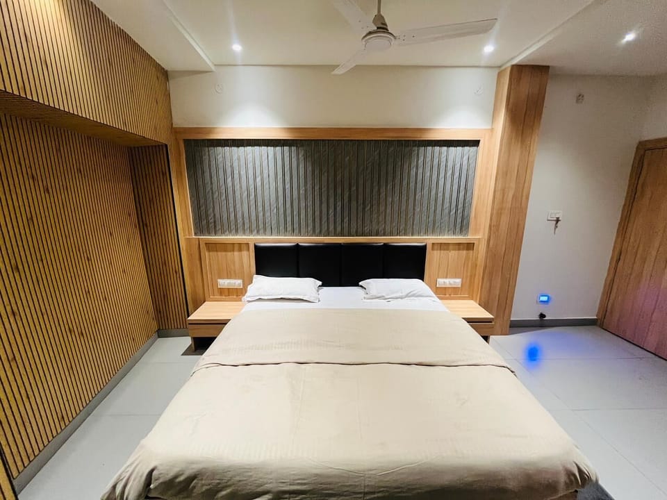 Deluxe Room | Iron/ironing board, WiFi (free)