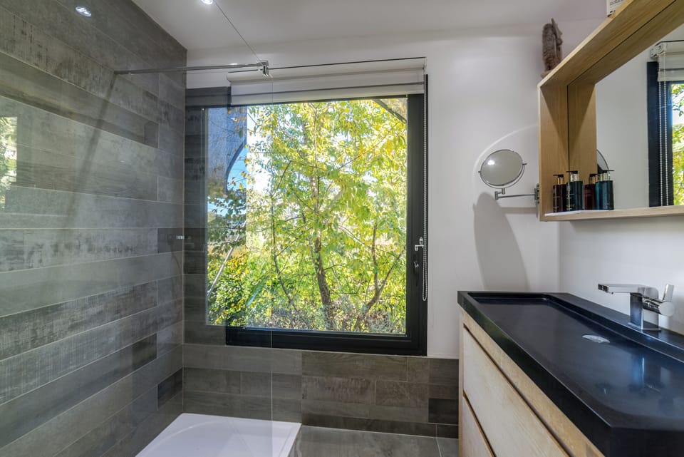 Deluxe Double Room, Garden View | Bathroom