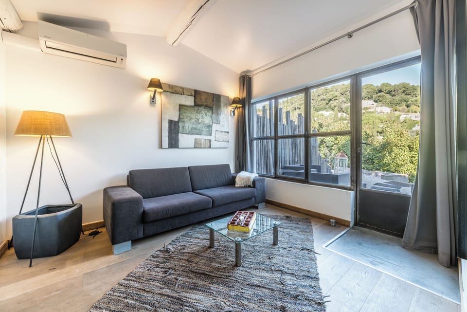 Deluxe Double Room, Garden View | Living area