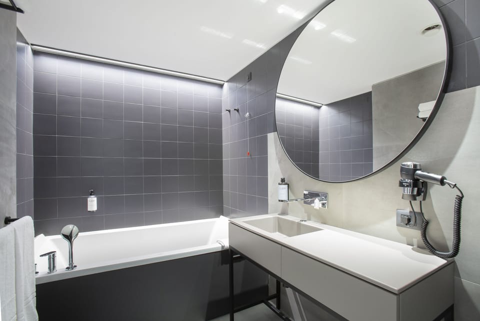 Junior Suite | Bathroom | Hair dryer, bidet, towels, soap
