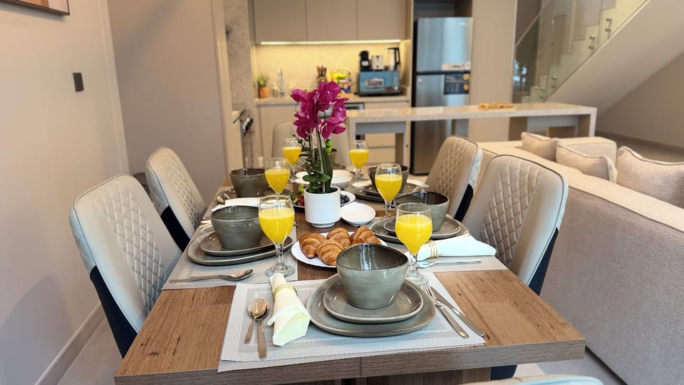Luxury Apartment, Courtyard View | Dining