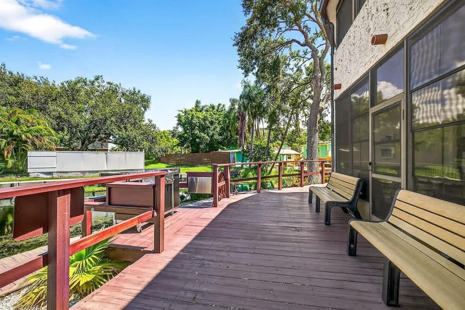 Welcome to your peaceful waterfront retreat in sunny Palm Harbor!