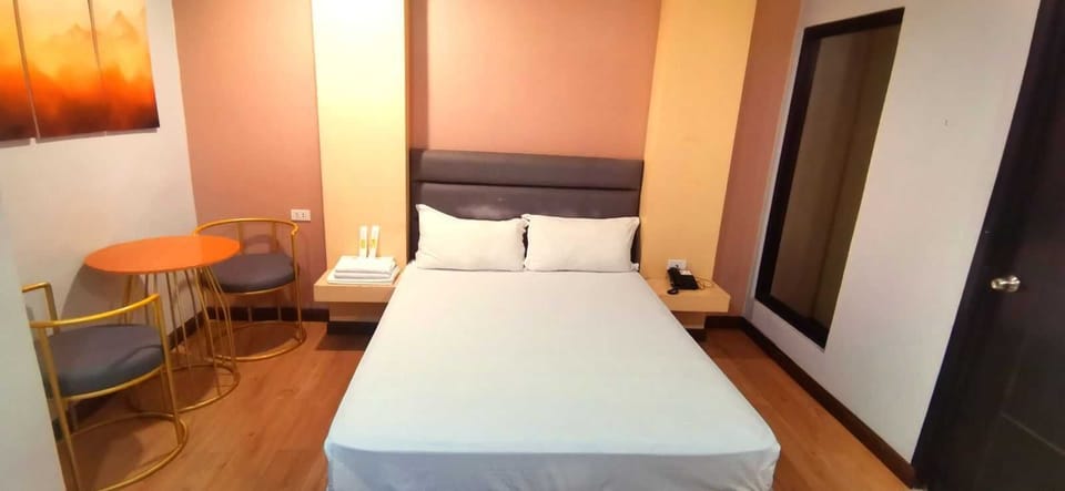 Soundproofing, free WiFi, bed sheets