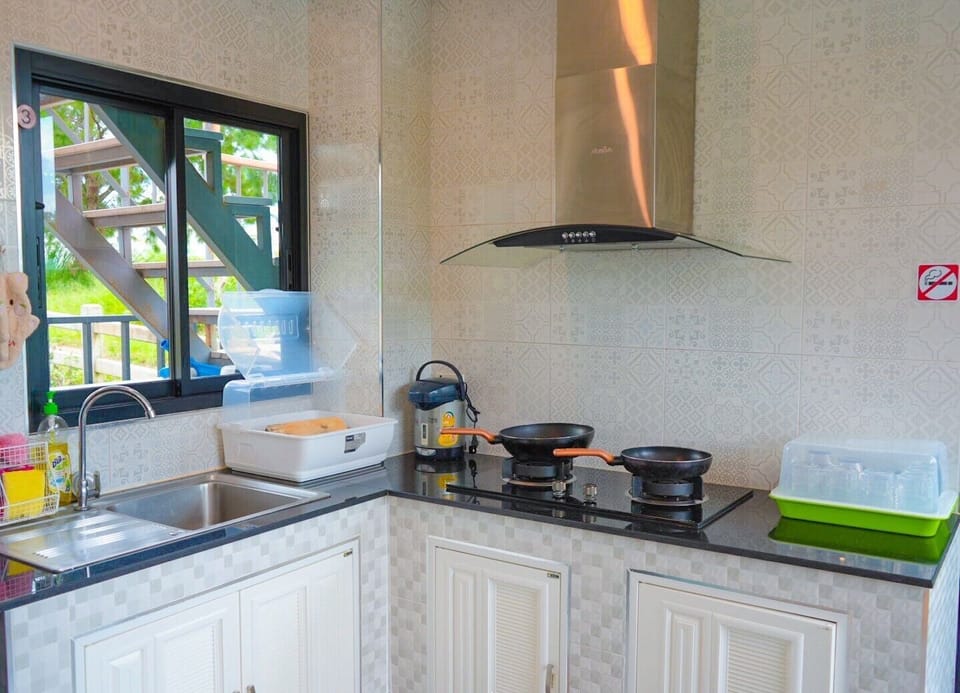 Deluxe Villa, 4 Bedrooms, Hill View | Private kitchen