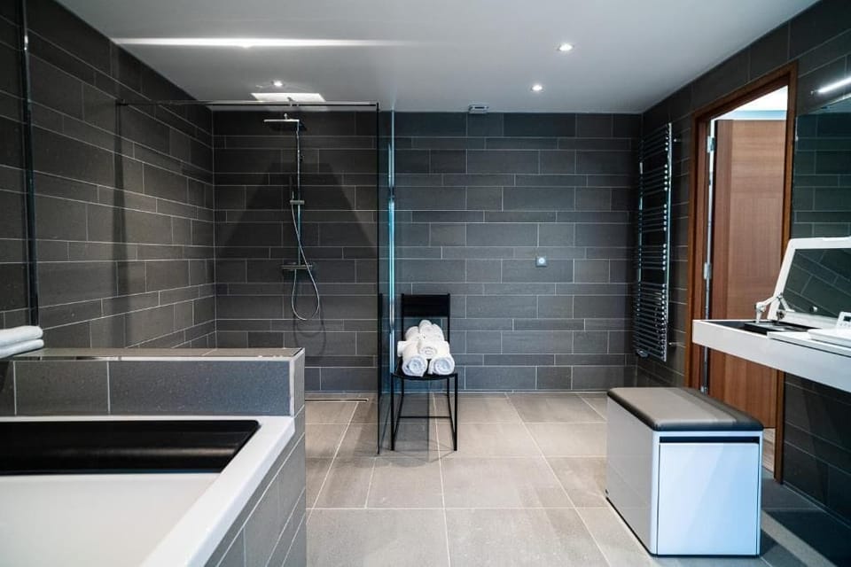 Deluxe Suite, Garden View | Bathroom