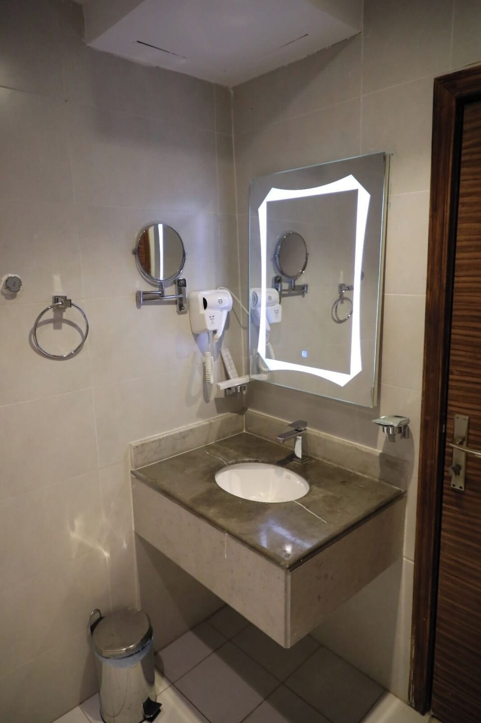 Combined shower/tub, hair dryer, slippers, bidet