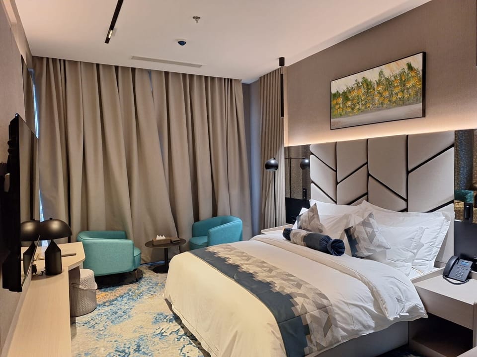 Superior Single Room | Blackout drapes, soundproofing, iron/ironing board, WiFi (free)