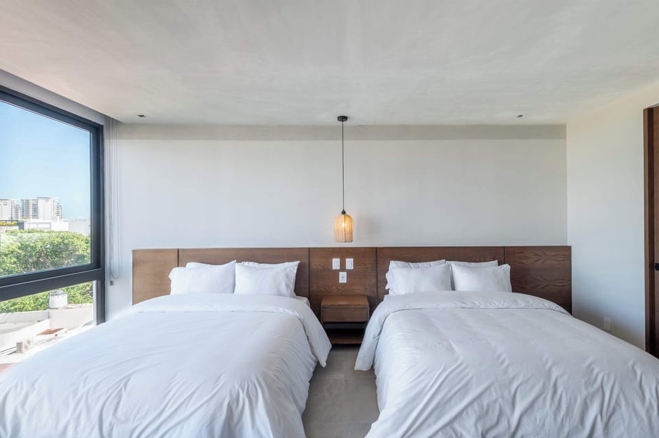 Bedroom 3 with 2 queen beds
