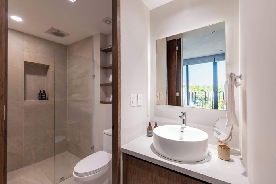 Full bathroom 1 with shower