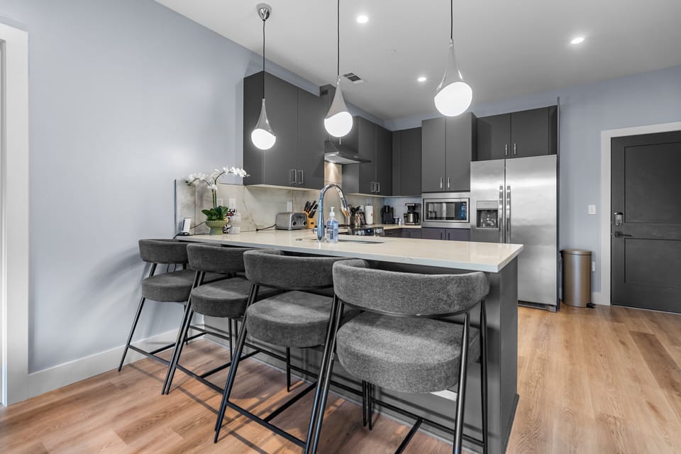 Full kitchen with breakfast bar seating for up to 4 guests