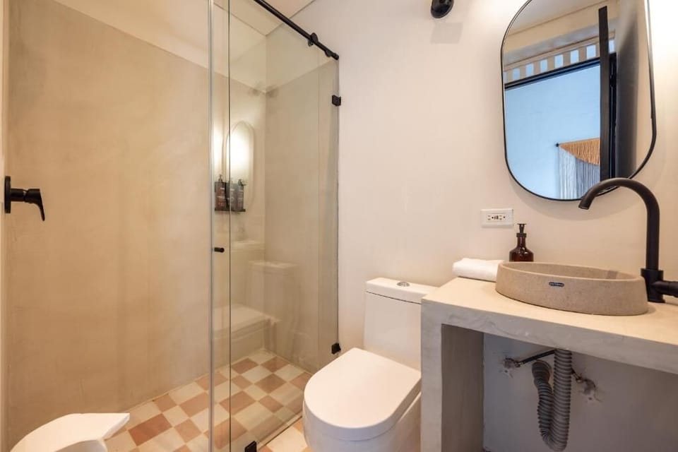 Comfort Twin Room, City View | Bathroom | Rainfall showerhead, hair dryer, towels, soap