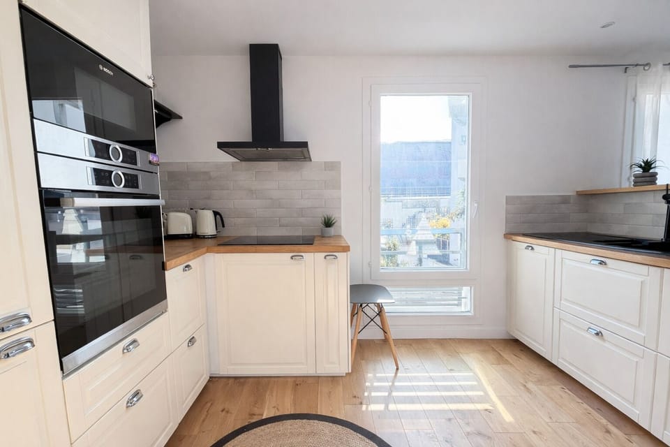Apartment | Private kitchen | Fridge, microwave, oven, stovetop