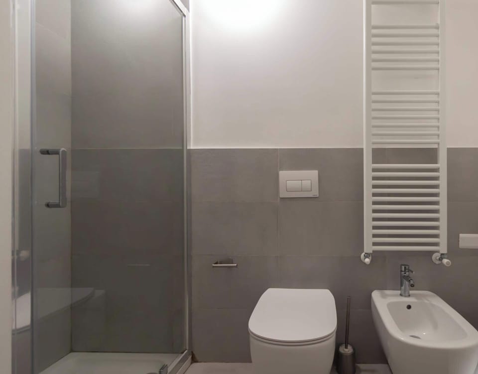Apartment | Bathroom | Shower, bidet, towels, toilet paper
