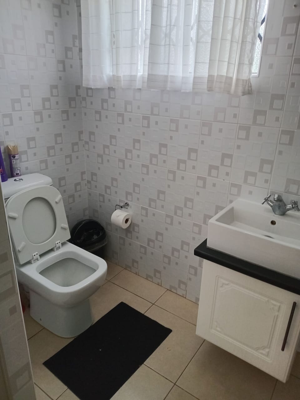 Deluxe Studio Suite, Courtyard View | Bathroom | Towels, soap, shampoo, toilet paper