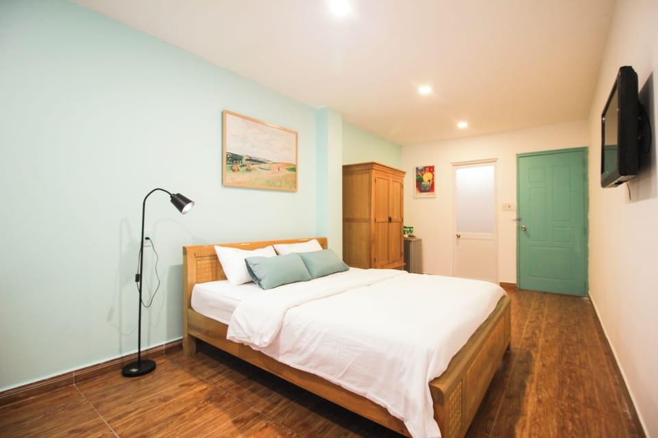 Basic Double or Twin Room | Desk