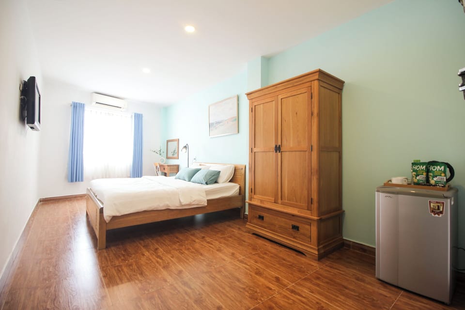 Basic Double or Twin Room | Desk
