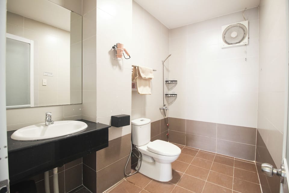 Basic Double or Twin Room | Bathroom | Free toiletries, towels, soap, shampoo